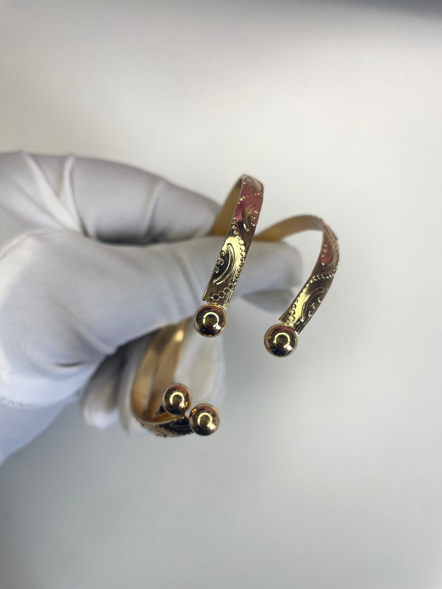 Gold dot pattern bangle (1 piece)