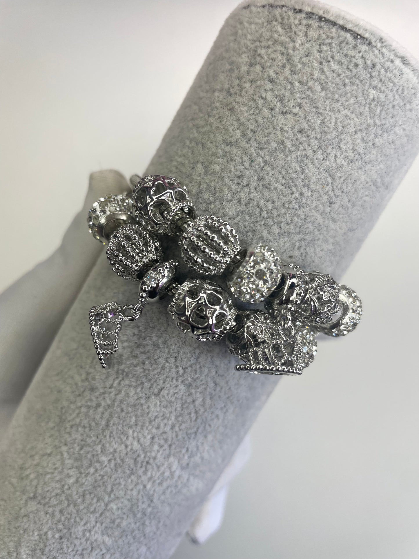 Silver queen charm bracelet (1 piece)