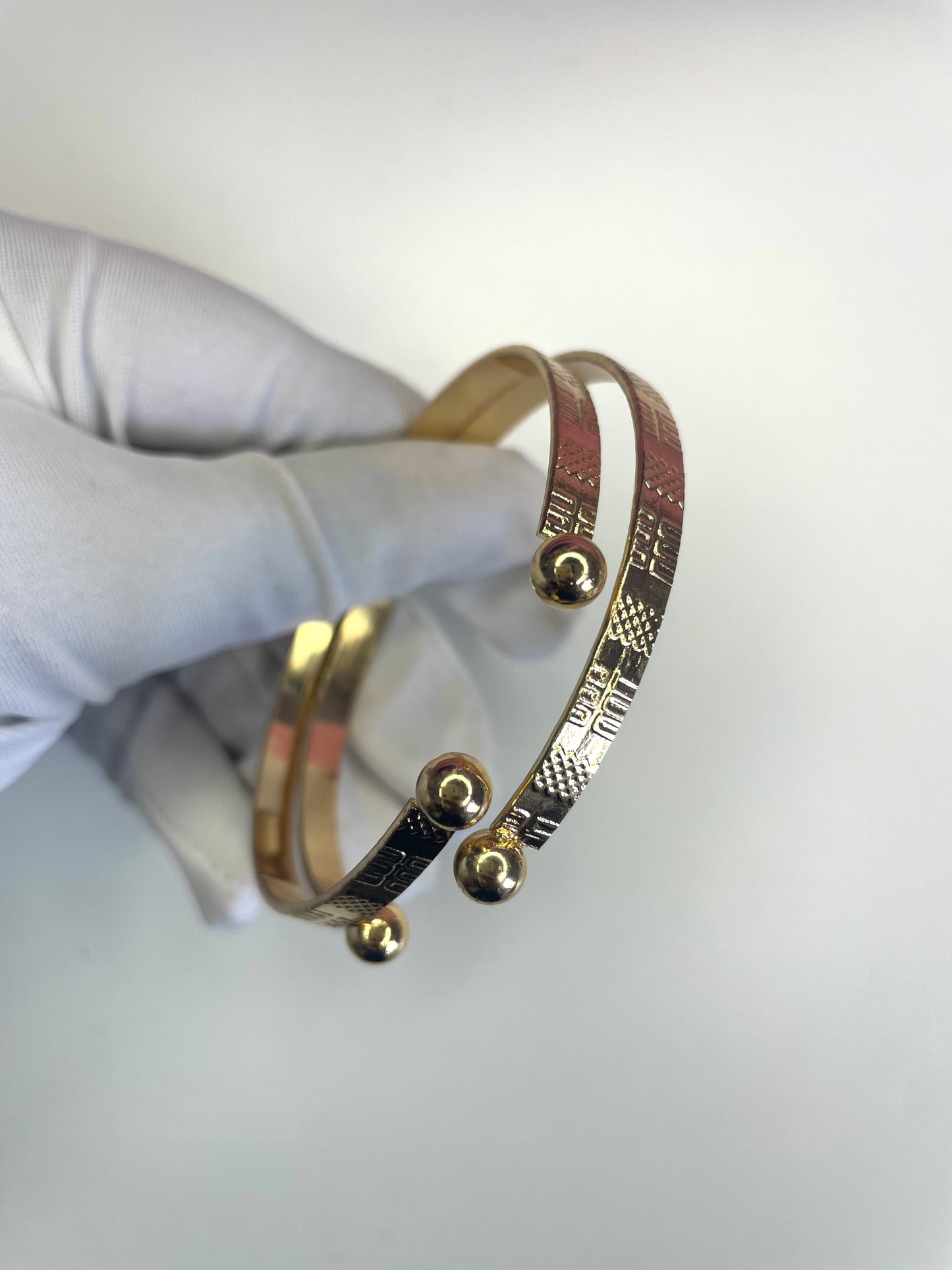 Gold textured bangle (1 piece)