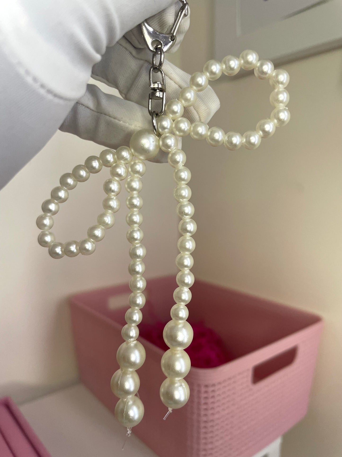 Silver pearl bow keychain