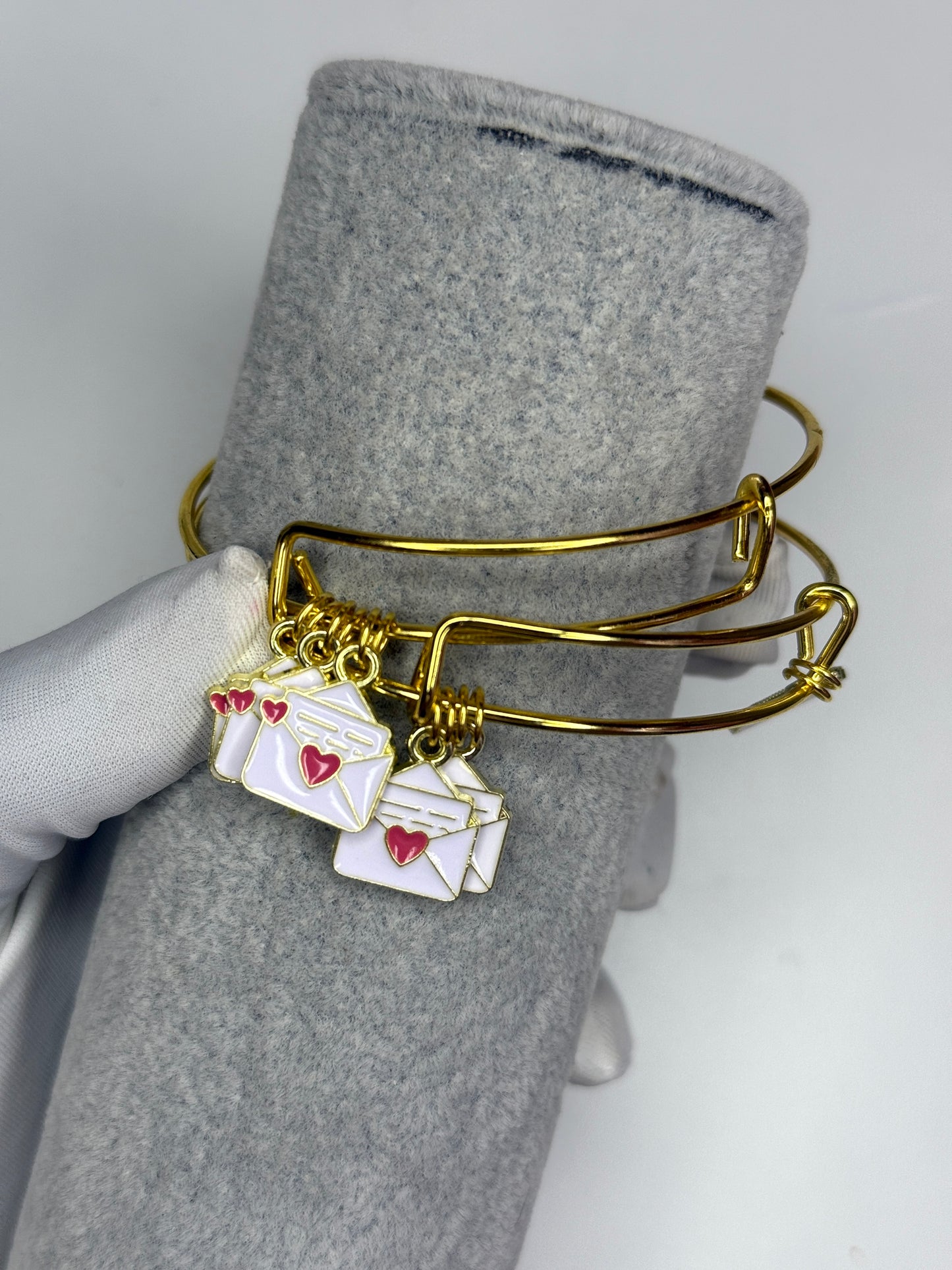 “Sending love” gold bangle (1 piece)